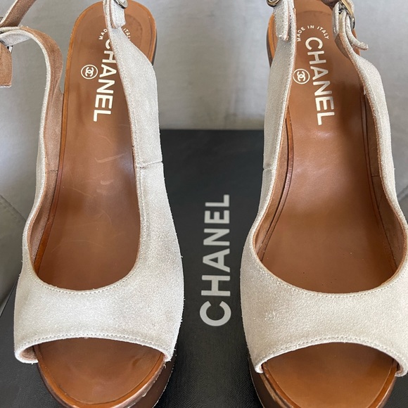 Chanel Wood Platform Heel Sandals in Light Beige Suede in a size 40. Runs small - Picture 10 of 12